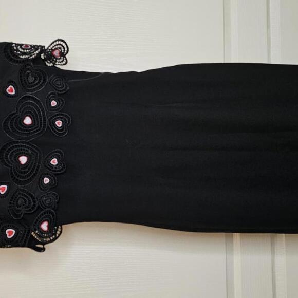 Elegant Black Dress with Floral Embellishments by Eks-tra Fashion